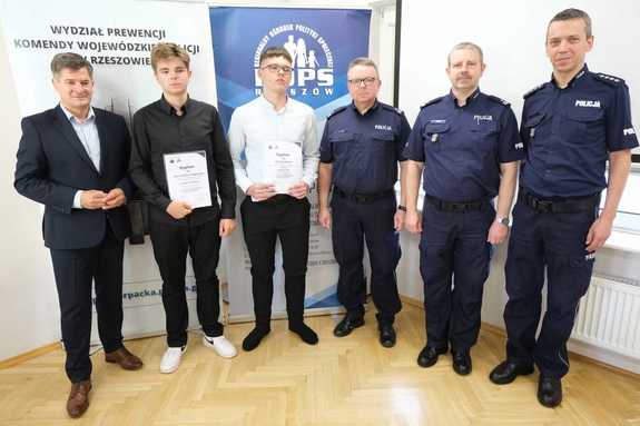 Laureaci konkursu „Świadomy cyberzagrożeń - bezpieczny w realu” wspólnie jury&quot;.