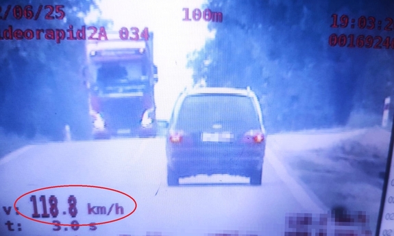 Ekran wideorejestratora z zarejestrowanym przekroczeniem prędkości.