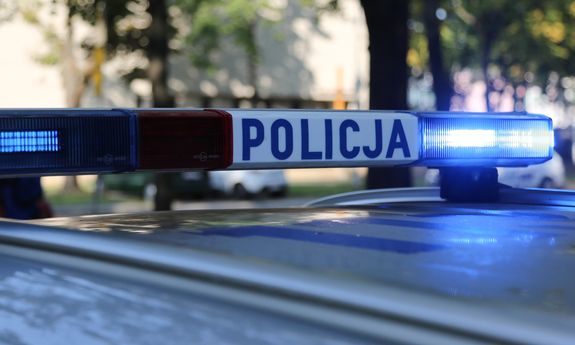 Belka policyjnego radiowozu a na niej napis: Policja.