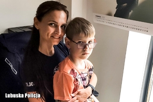 Młodszej aspirant Magdalena Józak z synkiem.