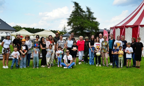 Zdjęcie grupowe uczestników Dnia Dziecka przygotowanego przez Fundację Pomocy Wdowom i Sierotom po Poległych Policjantach.