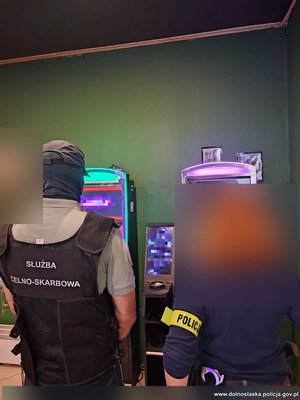 Policjant i funkcjonariusz służby celno - skarbowej przy automatach do gier.