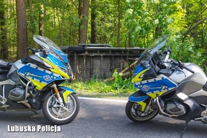 Policyjne motocykle, w tle widoczny pojazd.