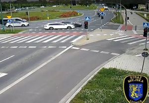 Zdjęcie samochodu, który wjechał na rondo.