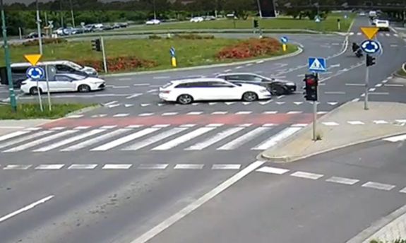 Zdjęcie samochodu, który wjechał na rondo.