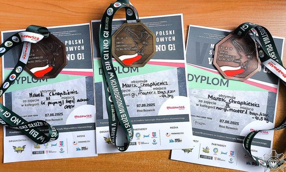 Zdjęcia dyplomów i medali.