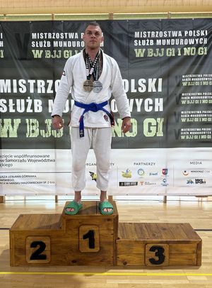 policjant stoi na podium.