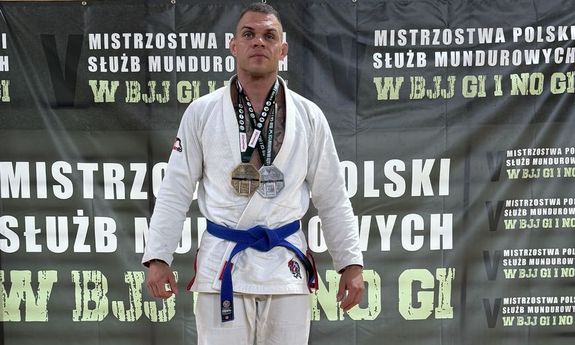 policjant stoi na podium.