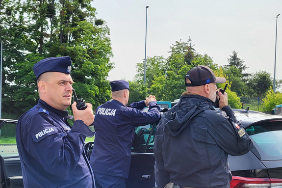 Policjanci obserwują ćwiczenia.