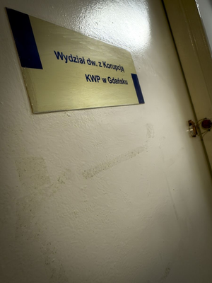 Tabliczka na drzwiach: Wydział dw. z Korupcją KWP w Gdańsku.