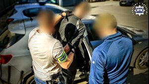 policjanci z zatrzymanym.