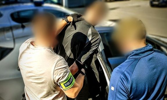 policjanci z zatrzymanym.