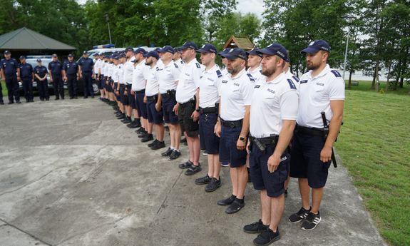 Policjanci na placu podczas inauguracji zawodów.