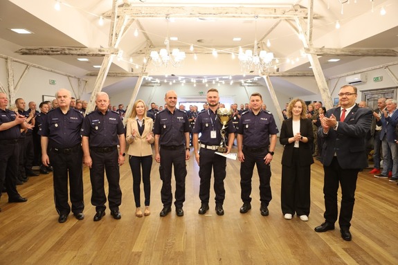 Zwycięzcy policjanci wśród kierownictwa i zaproszonych gości.