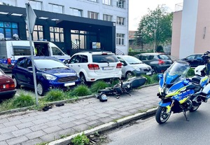 motocykl policyjny i rozbity.