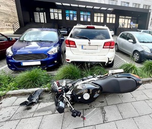 motocykl policyjny i rozbity.