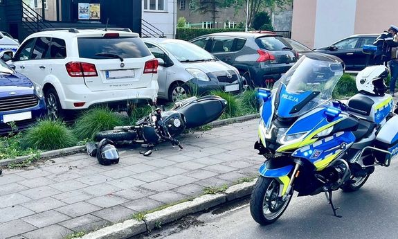 motocykl policyjny i rozbity.