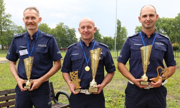 Na zdjęciu trzech policjantów.