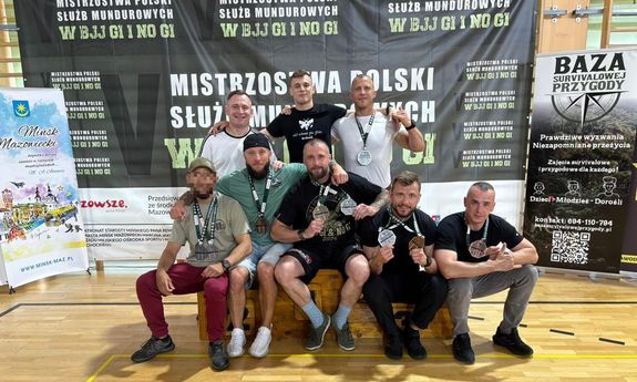 Zwycięska drużyna pozuje do zdjęcia.