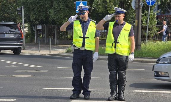 Dwaj policjanci ruchu drogowego na skrzyżowaniu.