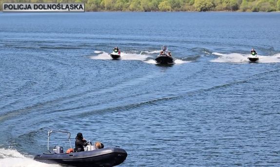 Ćwiczenia policjantów Samodzielnych pododdziałów kontrterrorystycznych Policji na tamie.