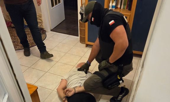 Policjant obezwładnia zatrzymanego.