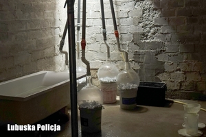 Laboratorium z chemikaliami.