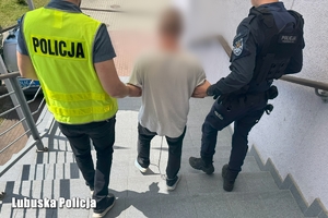 Dwaj policjanci z zatrzymanym.