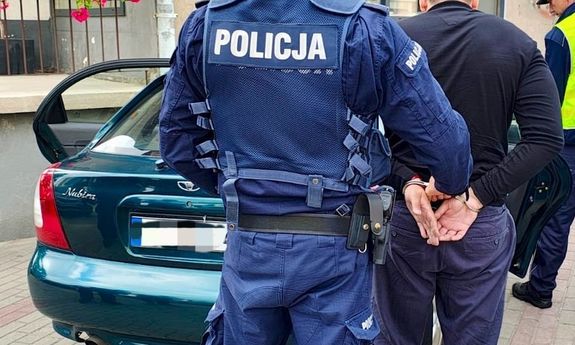 dwóch policjantów zatrzymało mężczyznę.