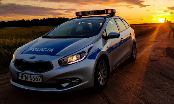 radiowóz stoi na drodze.