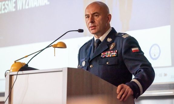 Zdjęcie przedstawia nadinspektora doktora Rafała Kochańczyka podczas przemowy na konferencji.