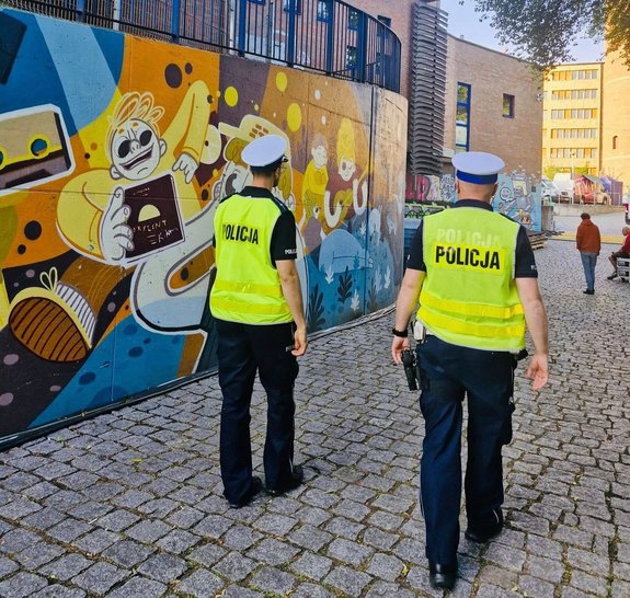 Dwaj policjanci patrolują ulice.