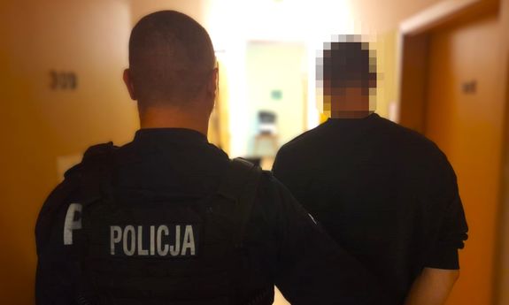 policjant z zatrzymanym.