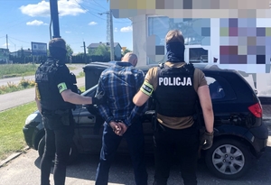 Policjanci z zatrzymanym.