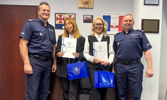 Kobiety wraz z policjantami.