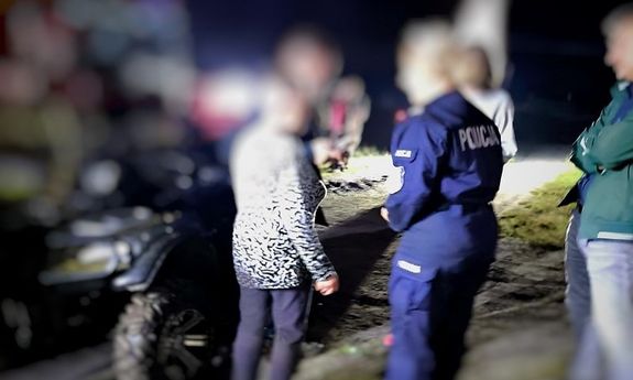 Policjanci z odnalezioną kobietą.