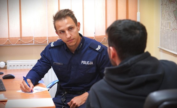 Policjant z petentem.