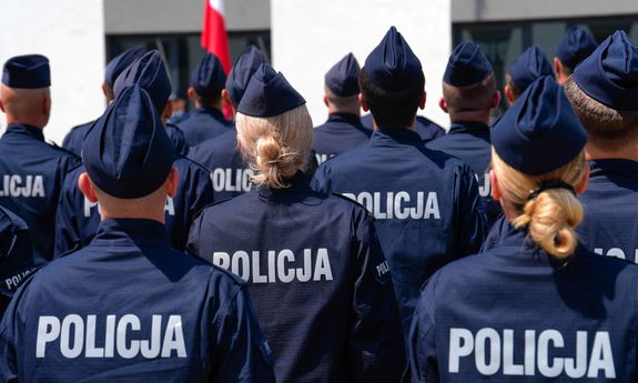 plecy policjantów.
