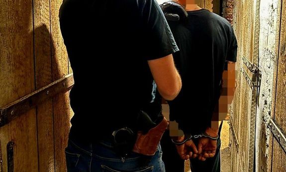 policjant z zatrzymanym.
