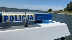 Dach policyjnej łodzi, w tle woda.
