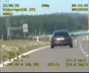 Stop klatka z wideorejestratora, na którym kierujący przekracza dozwoloną prędkość.