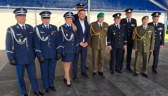 Zdjęcie kolorowe: Zebrani goście i uczestnicy Święta Policji Republiki Czeskiej.
