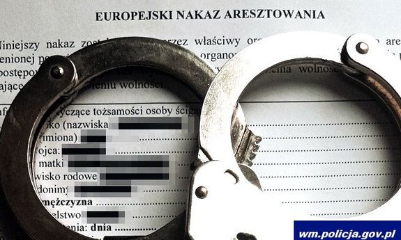 Kajdanki leżące na Europejskim Nakazie Aresztowania.