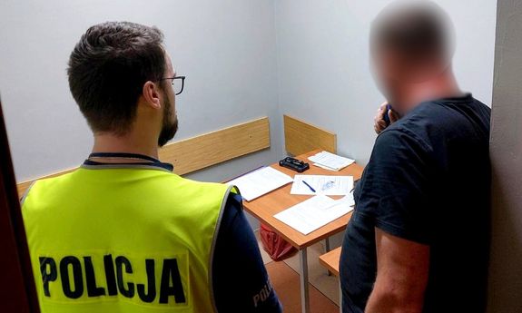 Policjant z zatrzymanym nietrzeźwym kierującym.