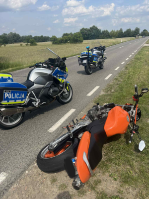 policyjne motocykle, obok zabezpieczony motocykl uciekającego.