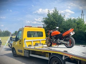 policyjne motocykle, obok zabezpieczony motocykl uciekającego.