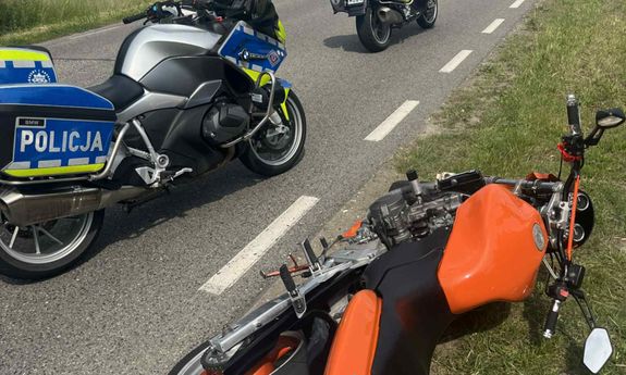 policyjne motocykle, obok zabezpieczony motocykl uciekającego.