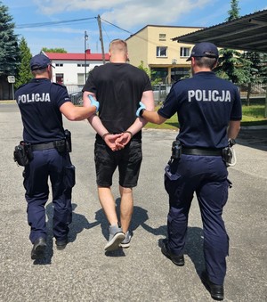 policjanci ze sprawcami.