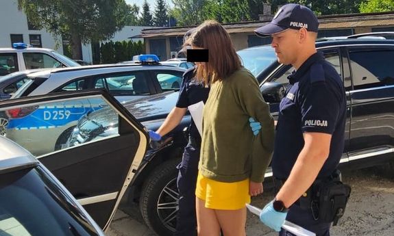 policjanci ze sprawczynią.