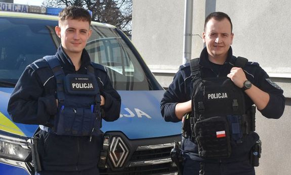 dwóch policjantów.